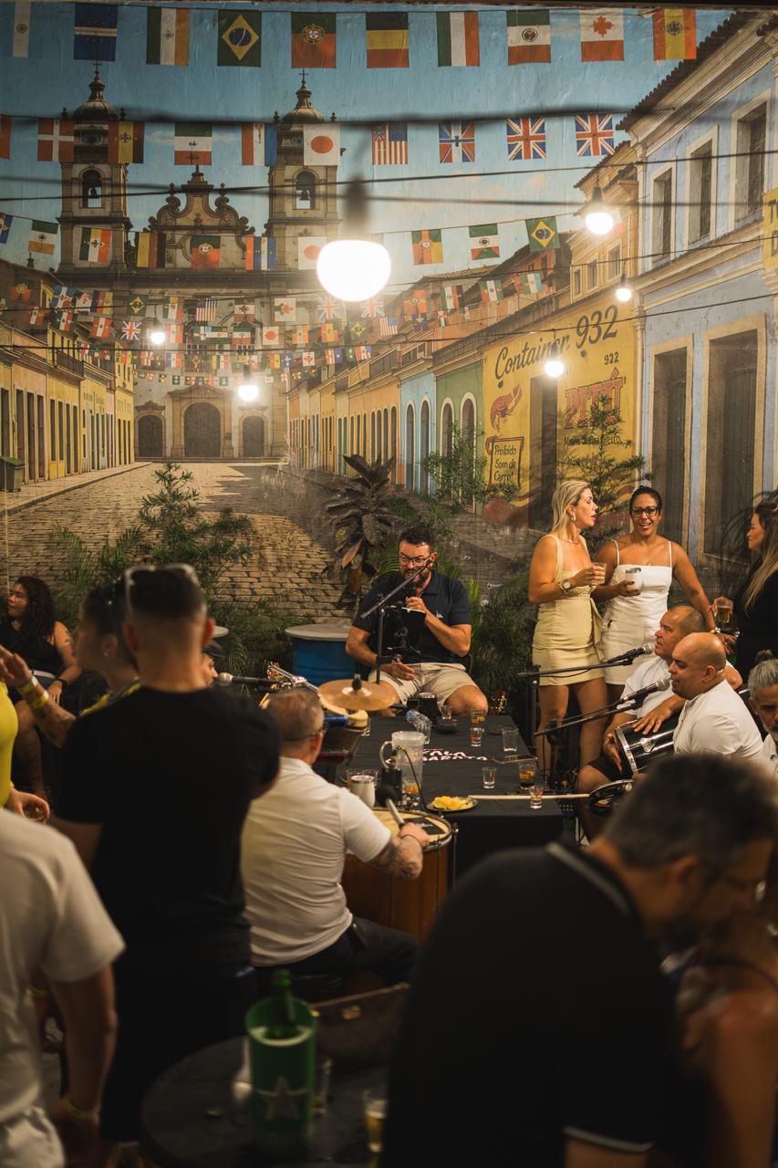 A roda vista de dentro do público, sob o mural com a placa Container 932